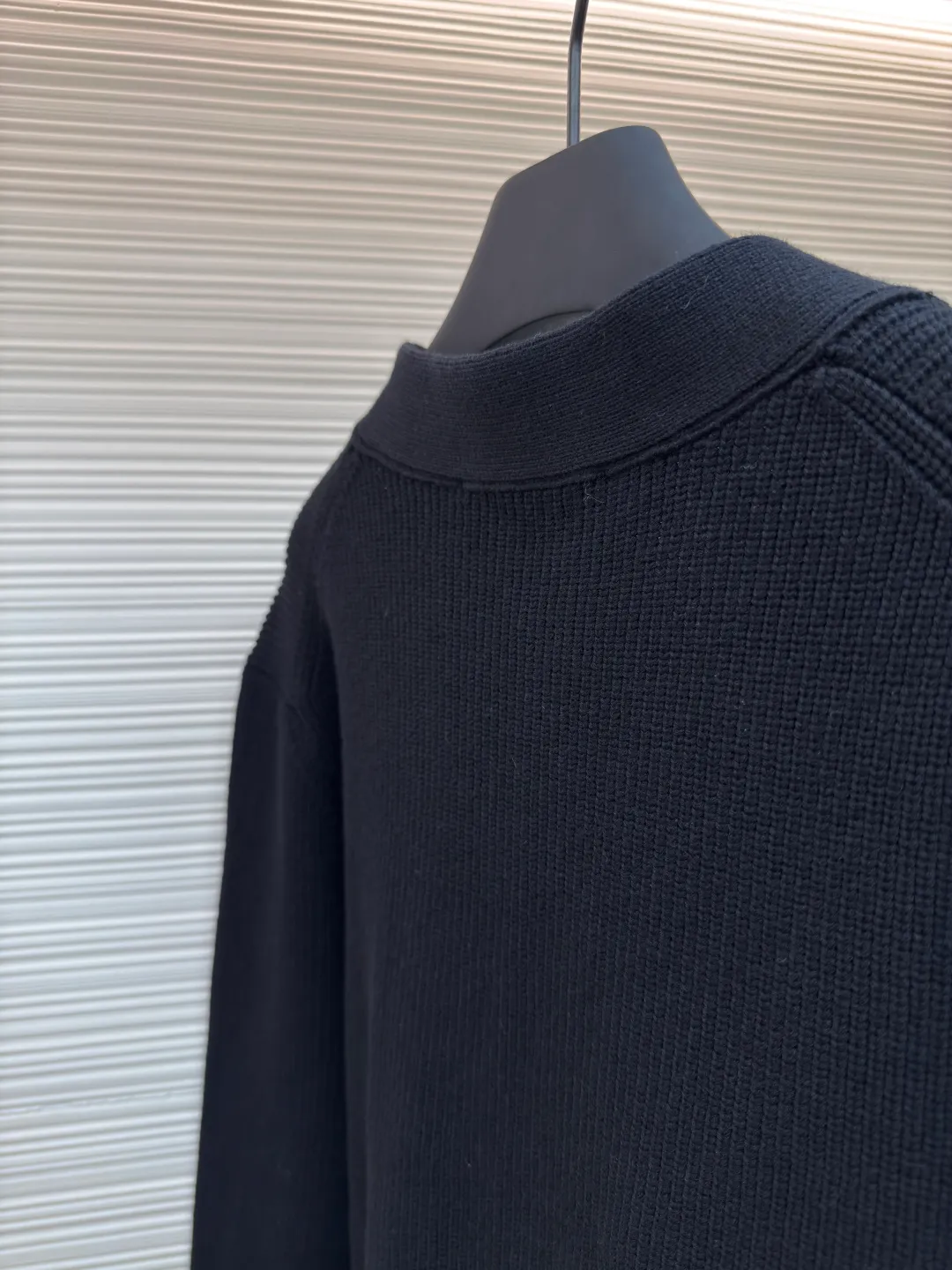 LOUIS VUITTON25SS gold barbed cardigan ●Authentic product: Purchased and developed for 17800 ●Item number: 1680497-B15 ●Fabric: Made of cotton and nylon blended core-filled yarn fabric ●Technology: knitting ●Version: Loose version ●Weight: about 905 grams ●Size: S-M-L-XL ●Description: This style is made of lightweight and breathable cotton blend rib knit, with Louis Vuitton logo and Monogram floral details embroidered on the left collar and flap pocket respectively. It can be used as an alternative to classics to create an elegant evening look and embark on a comfortable cruise. The overall wiring is straight and delicate, the fabric is comfortable and soft, and the color is consistent without color difference. It can be matched with the same style to create a fashionable look and control various occasions. Customized accessories, complete with three standards, same style for men and women!